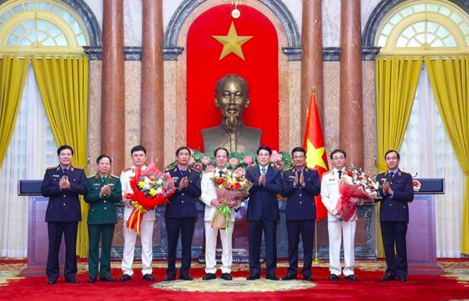 Chủ tịch nước Lương Cường và đại biểu chúc mừng các đồng chí được bổ nhiệm. Ảnh: TTX