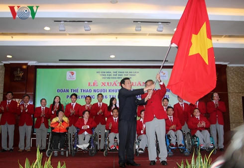 Ông Nguyễn Ngọc Thiện, Bộ trưởng, Bộ Văn hóa, Thể thao, Du lịch trao cờ cho đoàn TTNKT Việt Nam. Ảnh: VOV