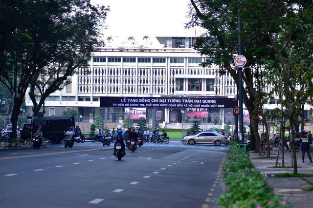 Tại Hội trường Thống nhất TPHCM, các đoàn đại biểu đã bắt đầu tiến vào, đứng theo thứ tự ban tổ chức quy định để chuẩn bị vào viếng. (Ảnh: Phạm Nguyễn)