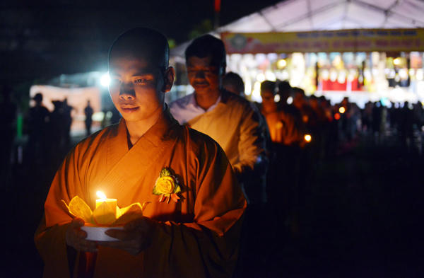 Tại sao lại thả đ&egrave;n hoa đăng m&ugrave;a Vu Lan?