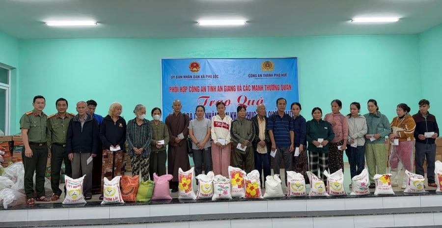 Ban Thanh niên Công an tỉnh An Giang phối hợp cùng các nhà hảo tâm đã trực tiếp đến thành phố Huế.