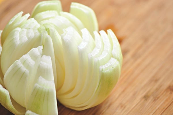 Giống như khoai tây, khi để hành tây trong tủ lạnh chúng sẽ nhanh chóng mềm và mất hương vị. Ảnh: minh họa