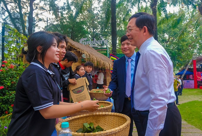Lãnh đạo tỉnh Bình Định thăm các gian hàng tại Ngày hội. Ảnh: Báo dân tộc