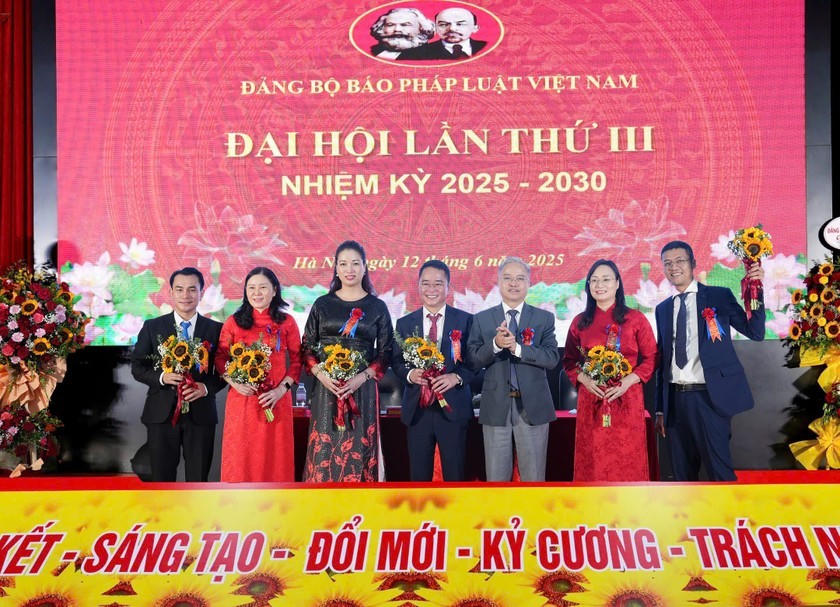 Ban Chấp hành Đảng bộ Báo nhiệm kỳ 2025 - 2030 ra mắt Đại hội. (Ảnh: PV)