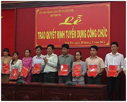 Lễ trao quyết định tuyển dụng công chức của Sở Nội vụ Bến Tre (Ảnh có tính chất minh hoạ) - Ảnh: Nguyễn Trung/TTBT