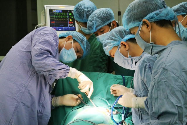 Các bác sĩ tiến hành phẫu thuật cho bệnh nhân.