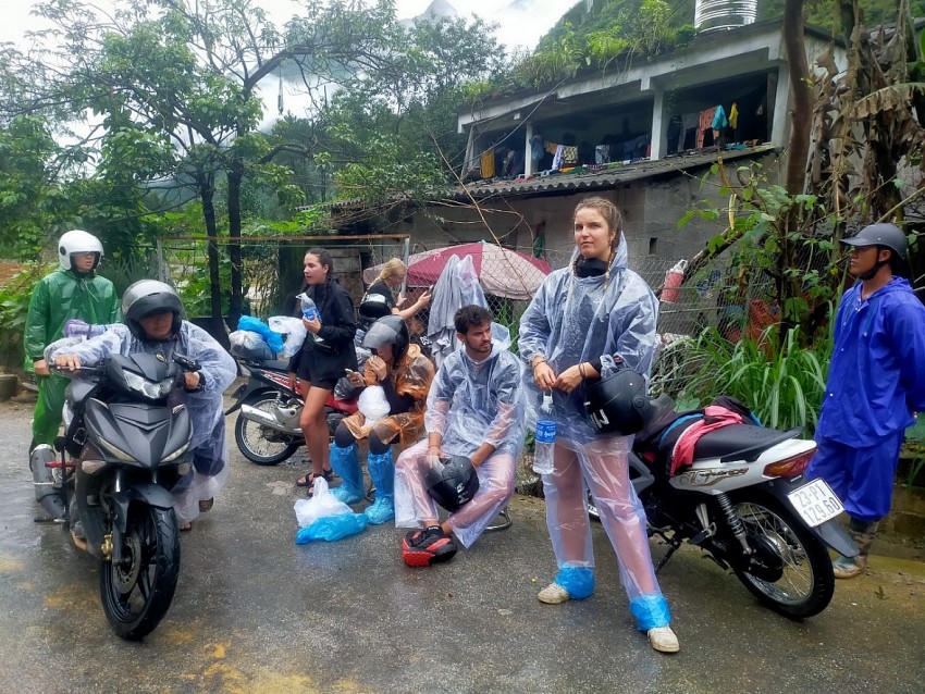 Nhiều du khách mòn mỏi chờ đến lượt đi qua khu vực ngập nước.