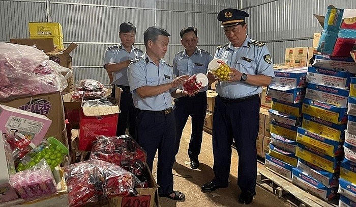 Cao Bằng tạm giữ gần 5 nghìn sản phẩm là thực phẩm nhập lậu.