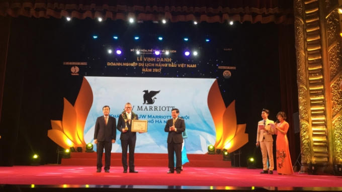 Ông Paul Dunn – Giám đốc Kinh Doanh và Tiếp thị khách sạn JW Marriott Hanoi vui mừng đón nhận giải thưởng