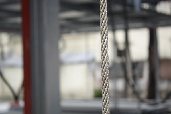 Hệ thống giàn thép đỗ xe có cơ cấu nâng hạ và dịch chuyển sang ngang bằng cáp, xích và tấm pallet chuyên dụng. Ảnh: Như Trường.