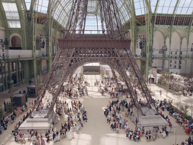 Sàn catwalk được dựng theo mô hình tháp Eiffel