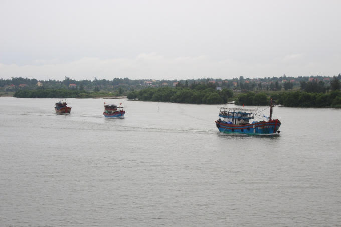 Nhiều t&agrave;u thuyền đang nhanh ch&oacute;ng chạy v&agrave;o bờ để tr&aacute;nh b&atilde;o.
