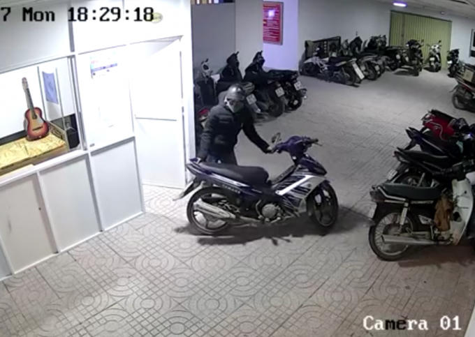 Hình ảnh nam thanh niên lấy đi chiếc xe máy được camera ghi lại (ảnh cắt từ clip).
