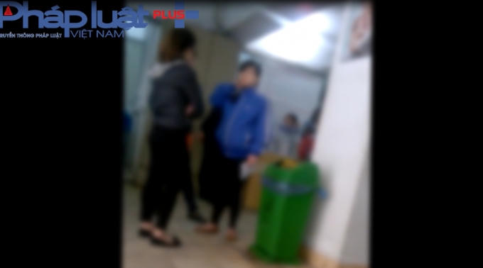 Các đối tượng cò  hoạt động ngang nhiên tại bệnh viện Phụ sản TW. (Ảnh chụp ngày 27/2)