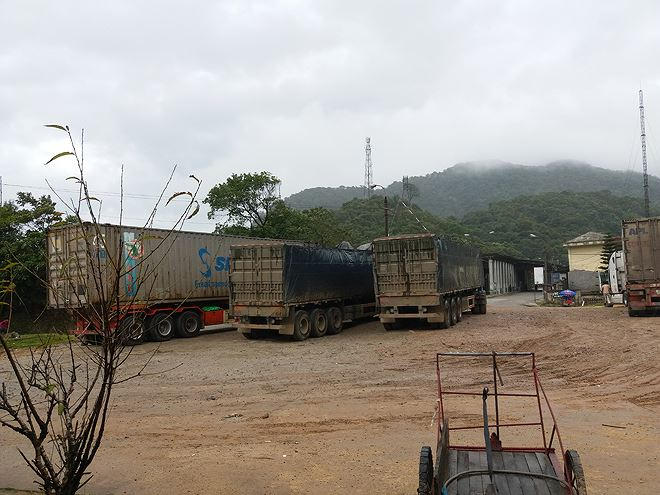 Quán cơm phục vụ tài xế Việt ở Lào