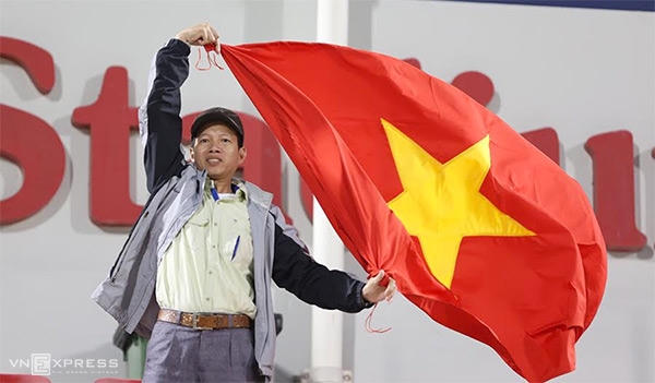 Hình ảnh ấn tượng của CĐV Việt Nam tại sân Grand Hamad