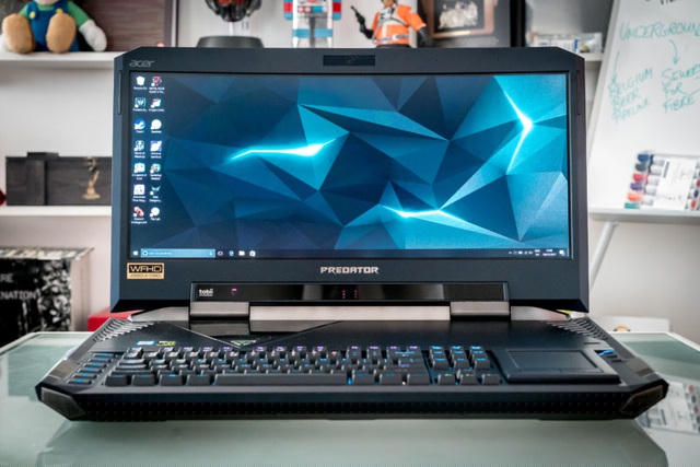 Acer Predator 21X - Chiếc laptop này được trang bị một bàn phím cơ học, 2 card đồ họa và đặc biệt hơn hết là màn hình cong với kích thước lên tới 21 inch. Mẫu máy này có thể đáp ứng mọi tựa game ở mức thiết lập đồ họa tối đa. Tuy nhiên, với trọng lượng gần 8 kg, Acer Predator 21X chỉ nên được đặt một chỗ để sử dụng.