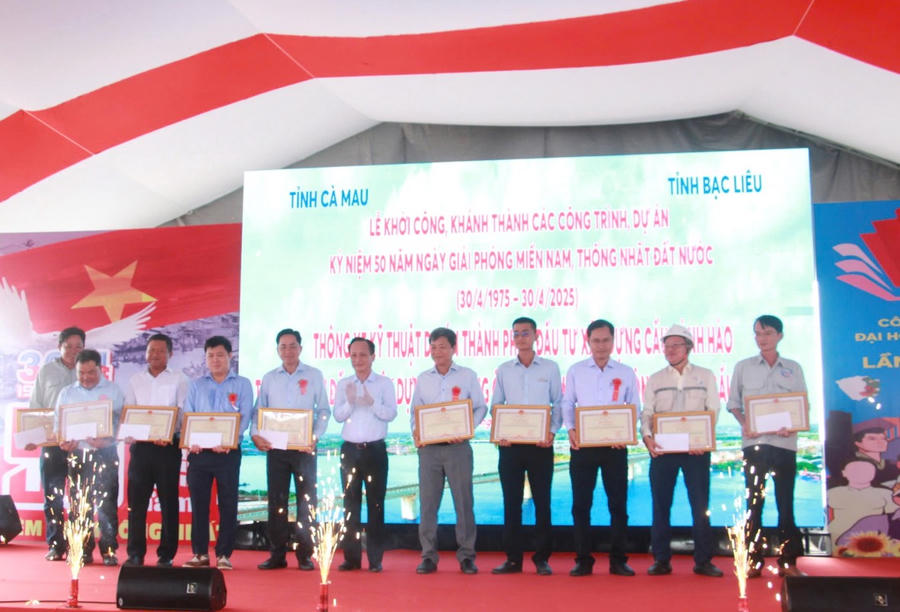 Ông Phạm Văn Thiều - Phó Bí thư Tỉnh uỷ, Chủ tịch UBND tỉnh Bạc Liêu, tặng Bằng khen cho các cá nhân có thành tích tiêu biểu đóng góp cho việc hoàn thành dự án cầu Gành Hào.