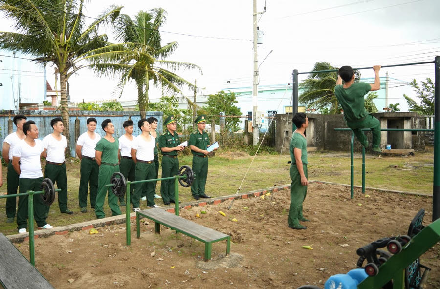 Đoàn công tác kiểm tra huấn luyện thể lực tại Đồn Biên phòng Khánh Hội.