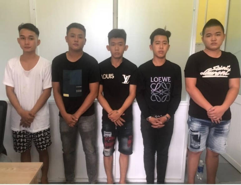 Các đối tượng chém người, gây náo loạn quán ốc, tại cơ quan điều tra (Ảnh: A.X).