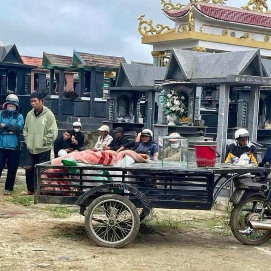 Hiện trường vụ phát hiện thi thể tử vong nằm trên xe lôi tại nghĩa trang. Ảnh: Công an
