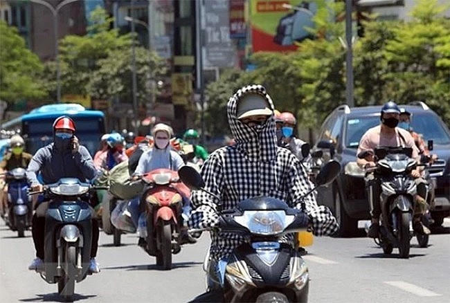 Miền Bắc nắng nóng, chiều tối và đêm có mưa rào.