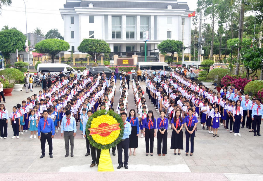 Sáng cùng ngày, Ban Thường vụ Tỉnh đoàn và 300 đại biểu Cháu ngoan Bác Hồ đại diện cho hơn 110.000 thiếu nhi là Cháu ngoan Bác Hồ trên toàn tỉnh đã đến dâng hương, dâng hoa tại Đài tưởng niệm các anh hùng liệt sĩ (Quảng trường Hùng Vương, phường 1, thành phố Bạc Liêu).