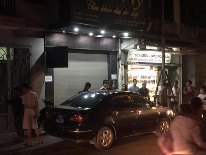 Nhiều người dân sống xung quanh tò mò đứng theo dõi công tác khám xét.