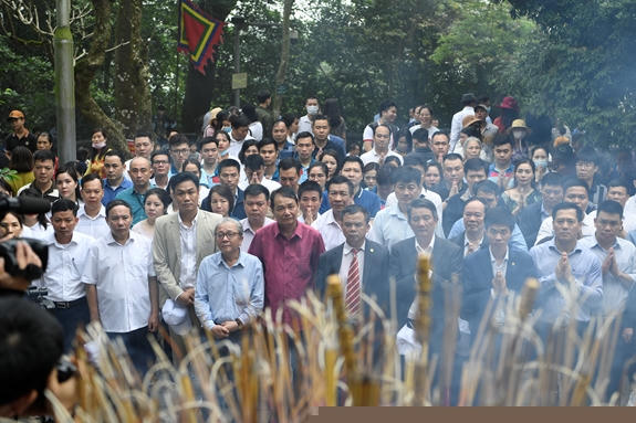Các đại biểu dâng hương, tưởng niệm các Vua Hùng.
