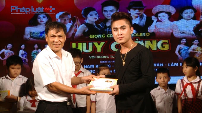 Huy Cường: Mang &acirc;m nhạc tri &acirc;n qu&ecirc; hương