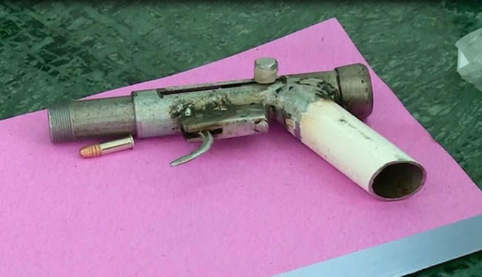 Khẩu súng do đối tượng Hùng tự chế. Ảnh Pháp luật TP.HCM