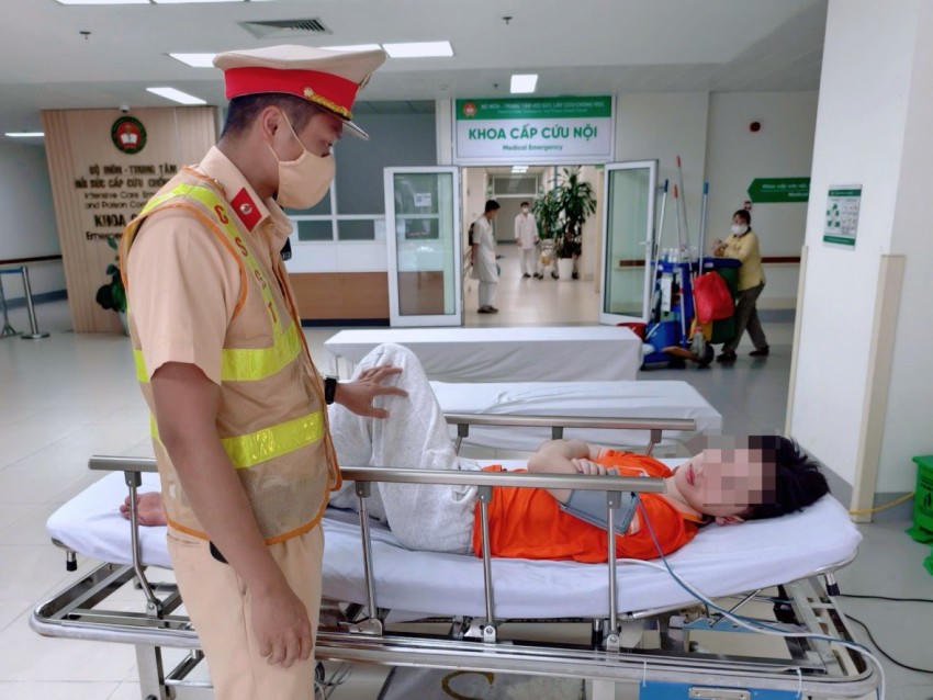 Tổ công tác thăm hỏi nam sinh viên sau khi được cấp cứu tại bệnh viện.