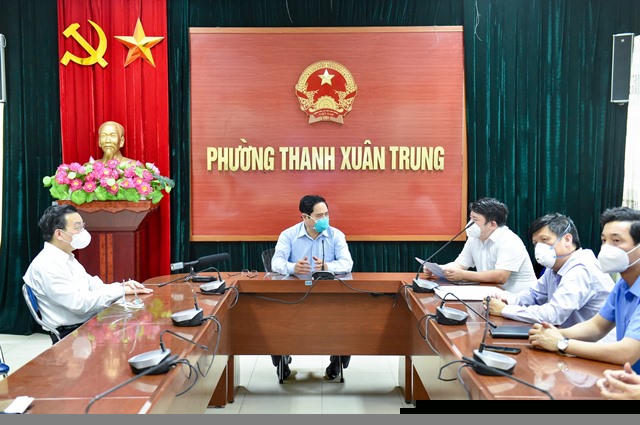 Ngay sau đó, Thủ tướng và đoàn kiểm tra đã đến UBND phường Thanh Xuân Trung để làm việc trực tuyến với Hà Nội tại điểm cầu UBND phường.