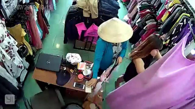 Người phụ nữ lợi dụng sơ hở để lấy điện thoại của khách thử đồ.