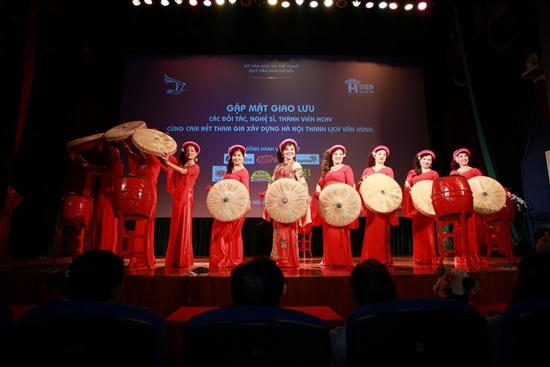 Vợ chồng ca sĩ Bảo Tr&acirc;m c&ugrave;ng chung tay v&igrave; một H&agrave; Nội đẹp!
