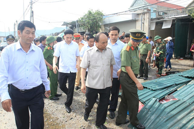 Thủ tướng Chính phủ Nguyễn Xuân Phúc kiểm tra khắc phục bão tại TX Kỳ Anh, Hà Tĩnh.