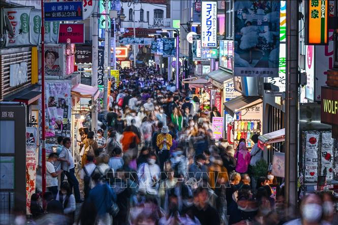 Ngày 15/11/2022 trở thành cột mốc mới trong hành trình phát triển của xã hội loài người khi dân số thế giới chính thức đạt 8 tỷ người. Trong ảnh: Cảnh đông đúc tại thủ đô Tokyo, Nhật Bản, ngày 10/10/2022. Ảnh: AFP/TTXVN