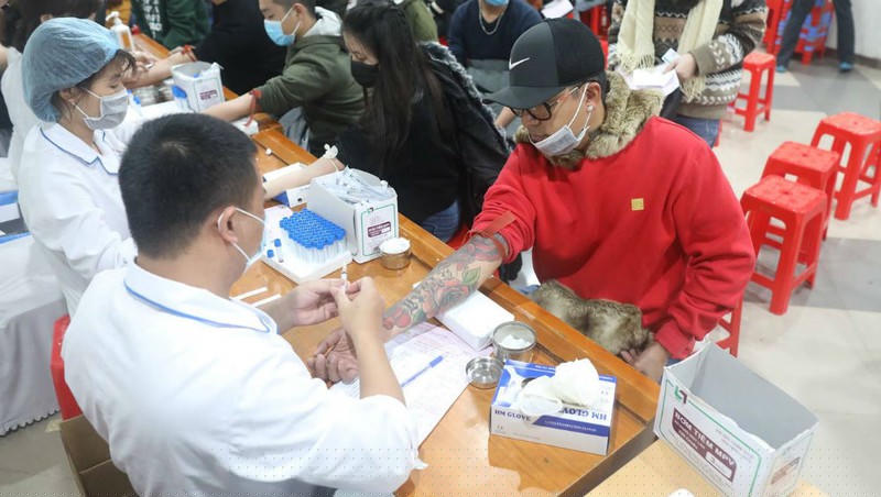 Ca sĩ Tuấn Hưng tại điểm hiến máu nhân đạo.