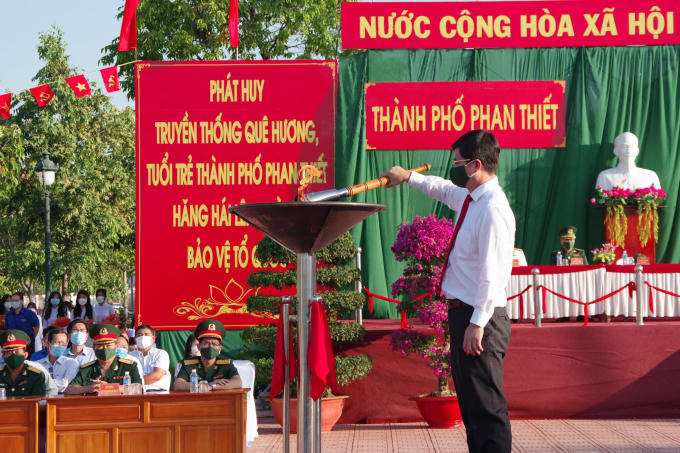 Đốt đuốc khích lệ, động viên thanh niên lên đường nhập ngũ.