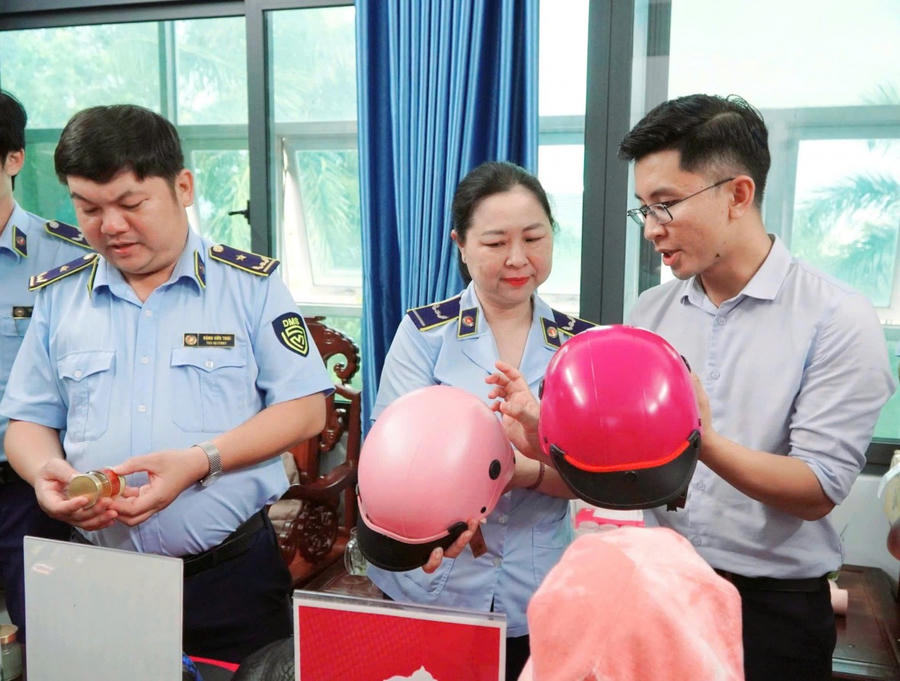 Tham quan gian hàng mũ bảo hiểm của Công ty Nón Sơn.