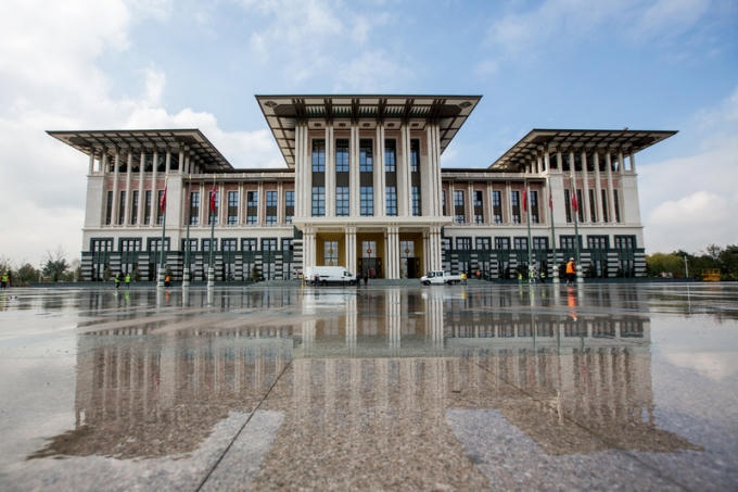 Đáp lại những lời chỉ trích, ông Erdogan tuyên bố: “Không ai có thể ngăn tòa nhà này được hoàn thành. Nếu có đủ sức mạnh hãy để họ đến và phá hủy nó đi”. (Ảnh: Anadolu Agency)