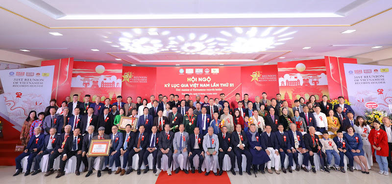 Chụp kỷ yếu tập thể chương trình Hội ngộ Kỷ lục Việt Nam lần thứ 51.
