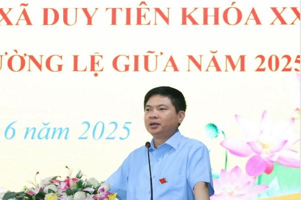Ông Trương Quốc Huy, Bí thư Tỉnh ủy, Chủ tịch UBND tỉnh, Trưởng Đoàn đại biểu Quốc hội tỉnh Hà Nam phát biểu tại buổi tiếp xúc cử tri.