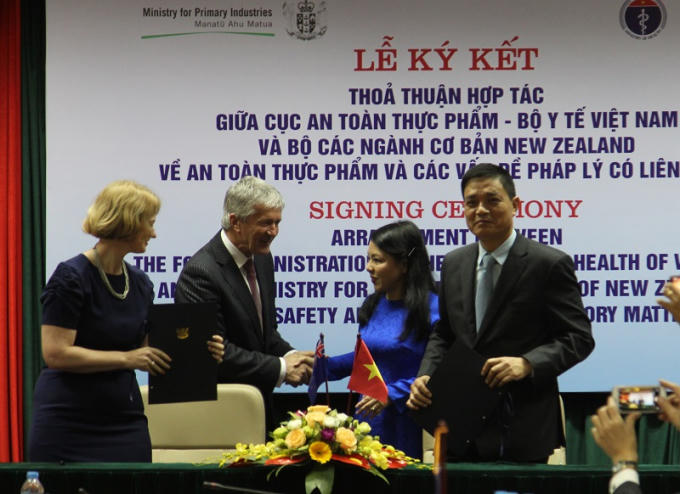 Đại diện Bộ Y tế, Cục Vệ sinh An toàn thực phẩm ký kết thỏa thuận hợp tác giữa Cục Vệ sinh An toàn thực phẩm và Bộ các Ngành cơ bản New Zealand.