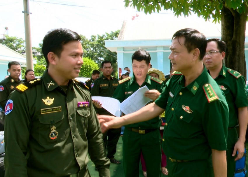 Thượng tá Đặng Mạnh Tiến gặp gỡ, hỏi thăm động học viên Quân đội Hoàng gia Campuchia tham gia học tập tại trường Cao đẳng Biên phòng. Ảnh: Luận Quân