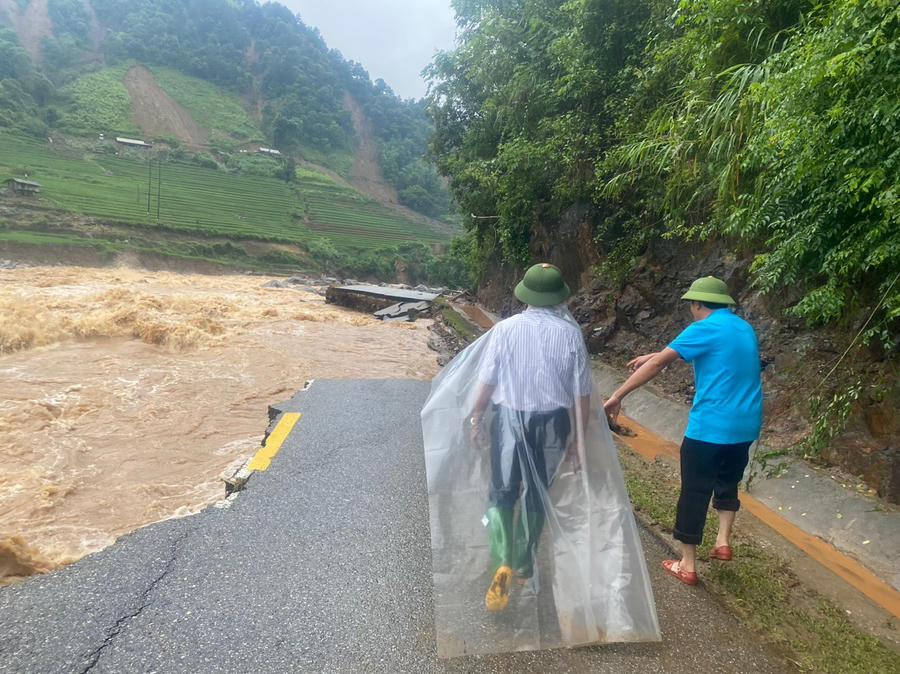 Do mưa to lũ lên ngập vị trí sạt lở toàn bộ nền đường Km 326+200