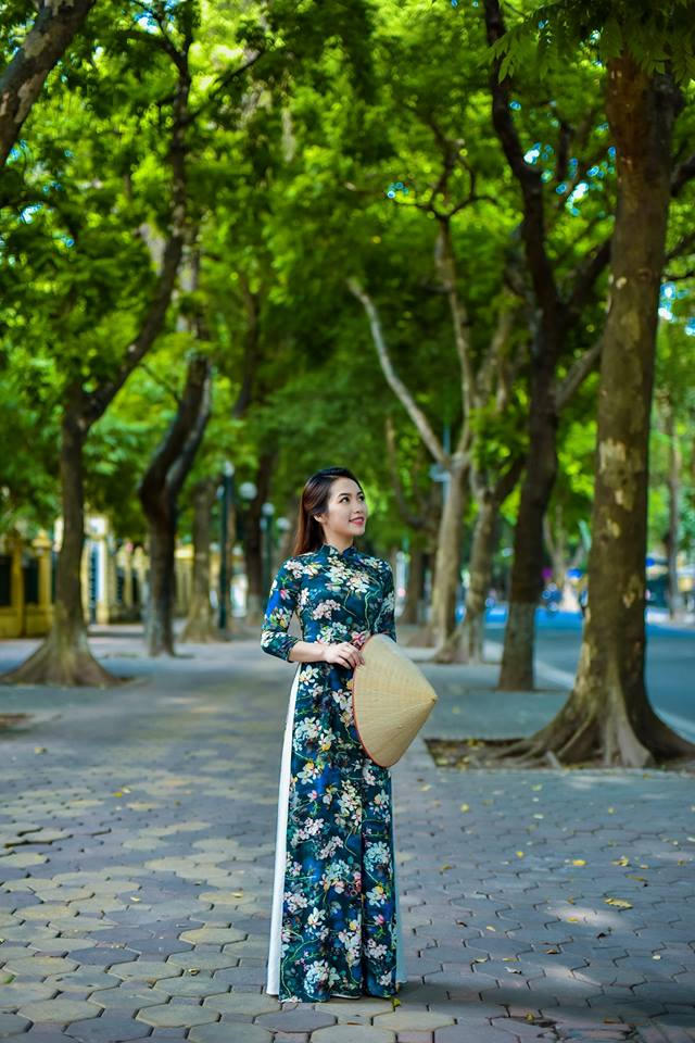 Thiếu nữ dịu dàng trong tà áo dài, lãng đãng trên con phố Phan Đình Phùng.