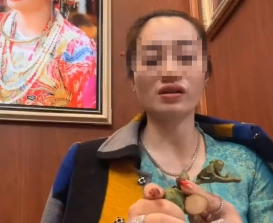 Cô đồng T.H vừa bổ cau vừa xem bói và liên tục nói