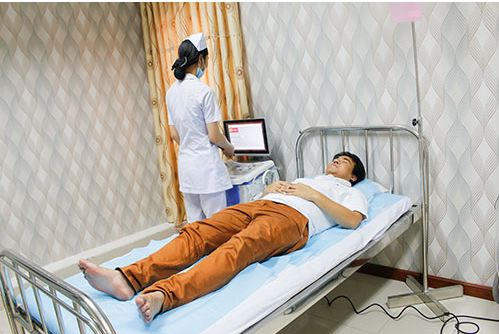 Chăm sóc bệnh nhân tận tâm - 1 trong những nỗ lực hàng đầu của y bác sĩ Thăng Long.