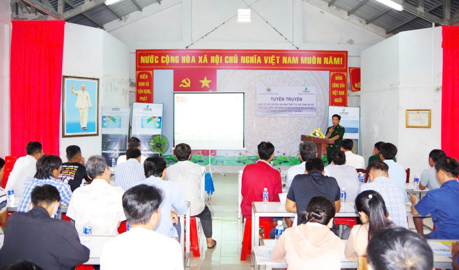Cán bộ BĐBP tỉnh Cà Mau tuyên truyền pháp luật cho người dân trên địa bàn xã Đá Bạc.